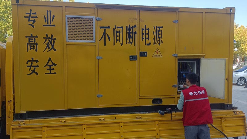 张掖柴油发电机组和UPS电源配合使用时，如何避免切换过程中的电力中断？
